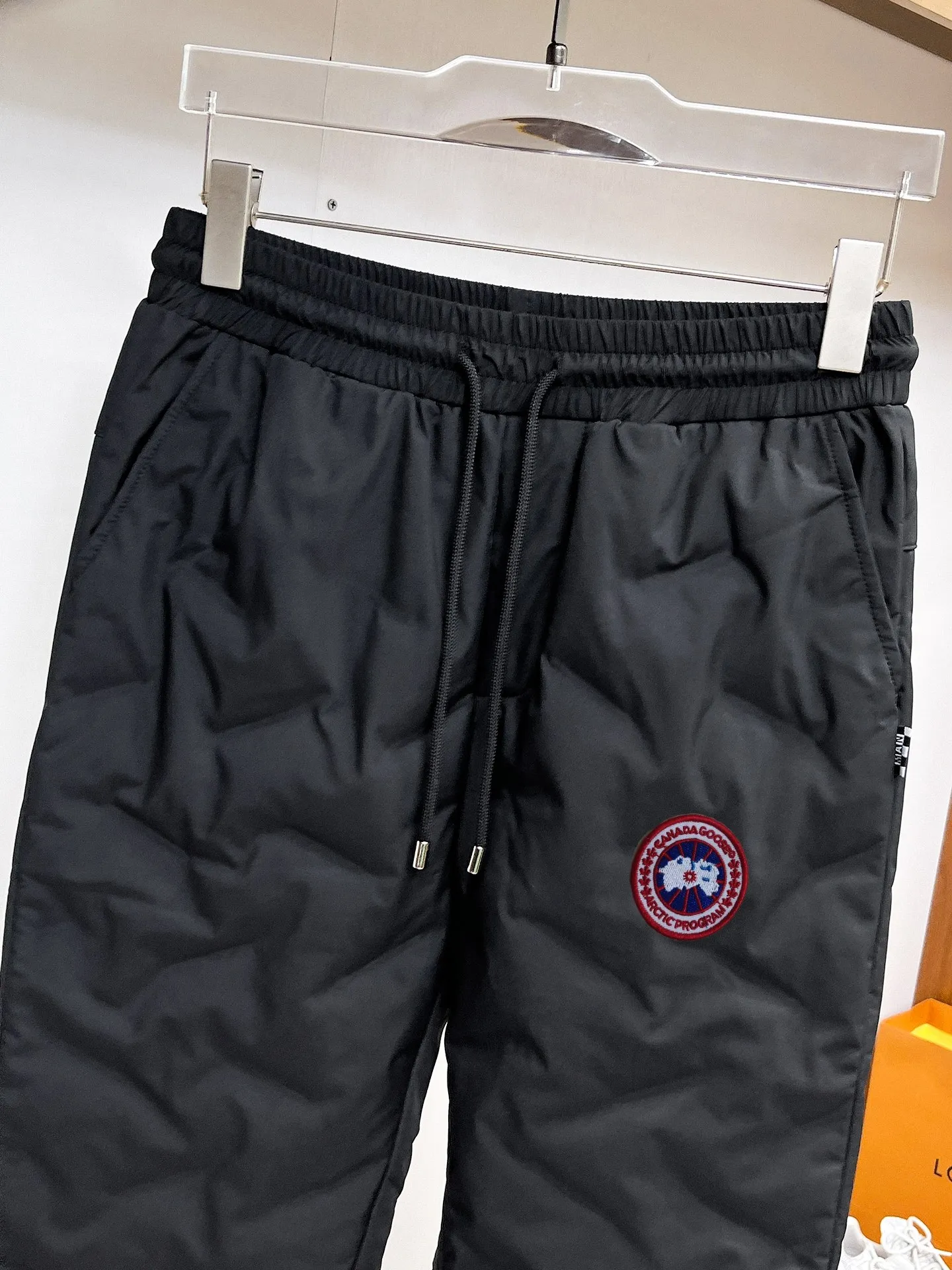 P490 Big Goose🇨🇦 🔥50ss thickened warm down pants, a new autumn and winter product, are here. 🌹Winter essential outdoor windproof, lockable and warm. Made of professional-grade outdoor windproof, waterproof and breathable fabric. Lining is filled with %90 white duck down. Lightweight design. Lightweight and warm. Seamless gluing process on the inside. Made of light and gall-free anti-drilling fabric to effectively prevent velvet running. Original hardware accessories Classic logo matching, simple and versatile, the upper body is stylish and not bloated, the same style for men and women! Size: M-3XL.